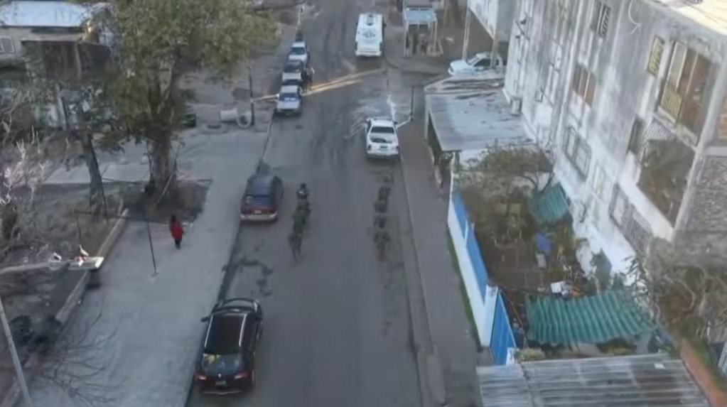 el-megaoperativo-tiene-como-objetivo-a-localizar-y-detener-a-los-presuntos-responsables-del-asesinato-de-un-efectivo-policial-foto-captura-de-video-NN2RDXRNG5EMBLJAJWXA7SHCOQ