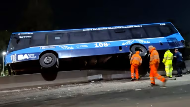 corte-total-en-la-general-paz-un-colectivo-quedo-en-medio-de-la-traza-tras-chocar-con-un-auto-foto-captura-tn-LACDFPKCZZAMFK4HCRJA3JVBZM