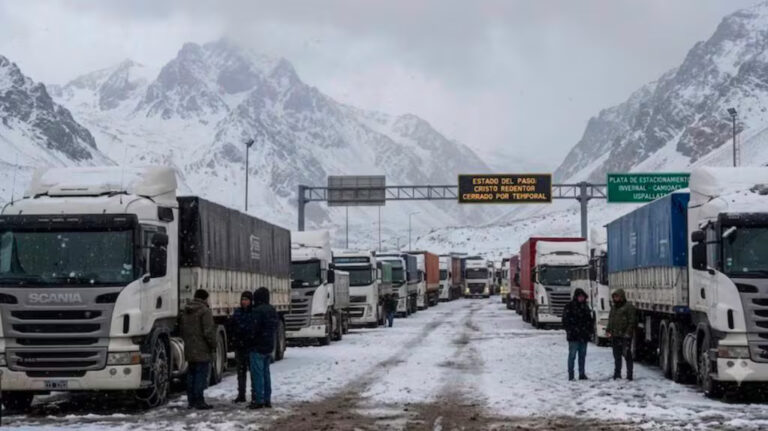 la-nieve-dejo-varados-a-mas-de-1500-camiones-en-el-paso-cristo-redentor-foto-x-sincodigotucu-H3LV2GFW3VCBVLLVAKJSBWIVSI (1)