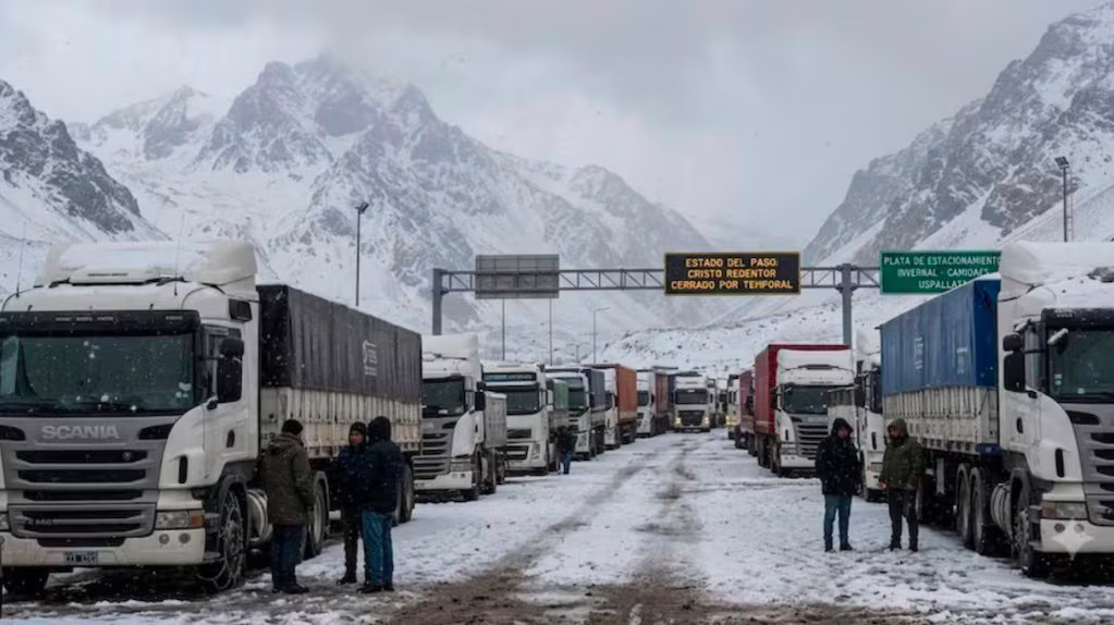 la-nieve-dejo-varados-a-mas-de-1500-camiones-en-el-paso-cristo-redentor-foto-x-sincodigotucu-H3LV2GFW3VCBVLLVAKJSBWIVSI (1)
