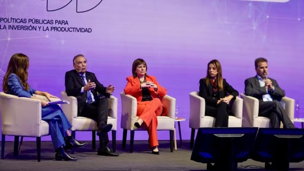 los-diputados-nacionales-miguel-angel-pichetto-y-cristian-ritondo-junto-a-las-senadoras-nacionales-f