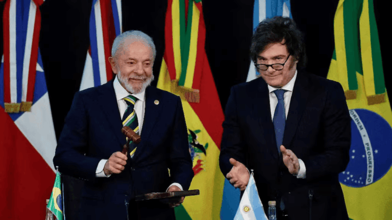 lula-da-silva-y-javier-milei-en-una-imagen-de-archivo-durante-la-cumbre-del-mercosur-de-2025-en-buenos-aires-foto-reuters-IQIZ463KKFE6HNAEGXEGLAD4S4