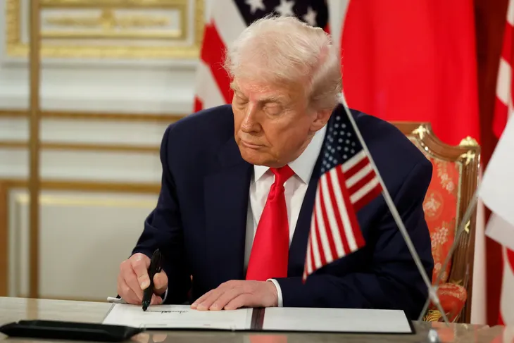 trump-firmando