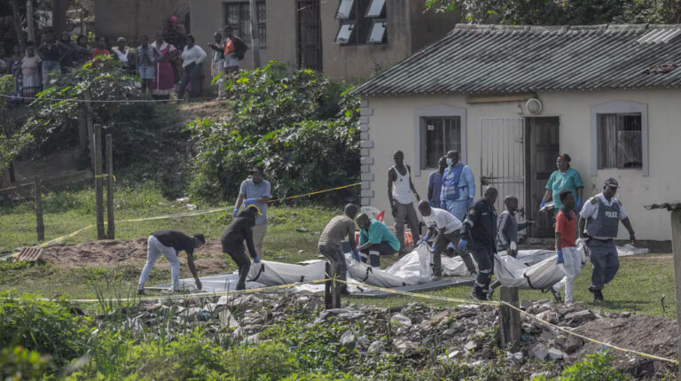asesinaron-a-11-personas-en-una-fiesta-en-sudafrica-foto-afprajesh-jantilal-YQT35PBWIFGUPECCD73LWIUMKA