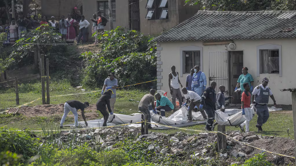asesinaron-a-11-personas-en-una-fiesta-en-sudafrica-foto-afprajesh-jantilal-YQT35PBWIFGUPECCD73LWIUMKA
