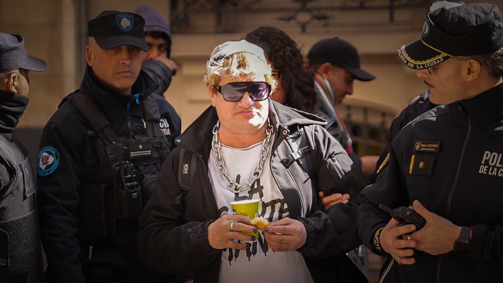 pity-alvarez-custodiado-por-agentes-de-la-policia-de-la-ciudad-antes-de-ingresar-a-los-tribunales-po