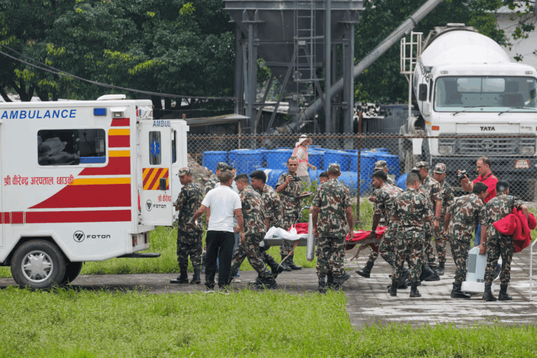 soldados-del-ejercito-de-nepal-trasladan-a-un-sobreviviente-foto-ap-dar-yasin-Y3E3SM7D6JHUDDUCI3DHUHV6YM