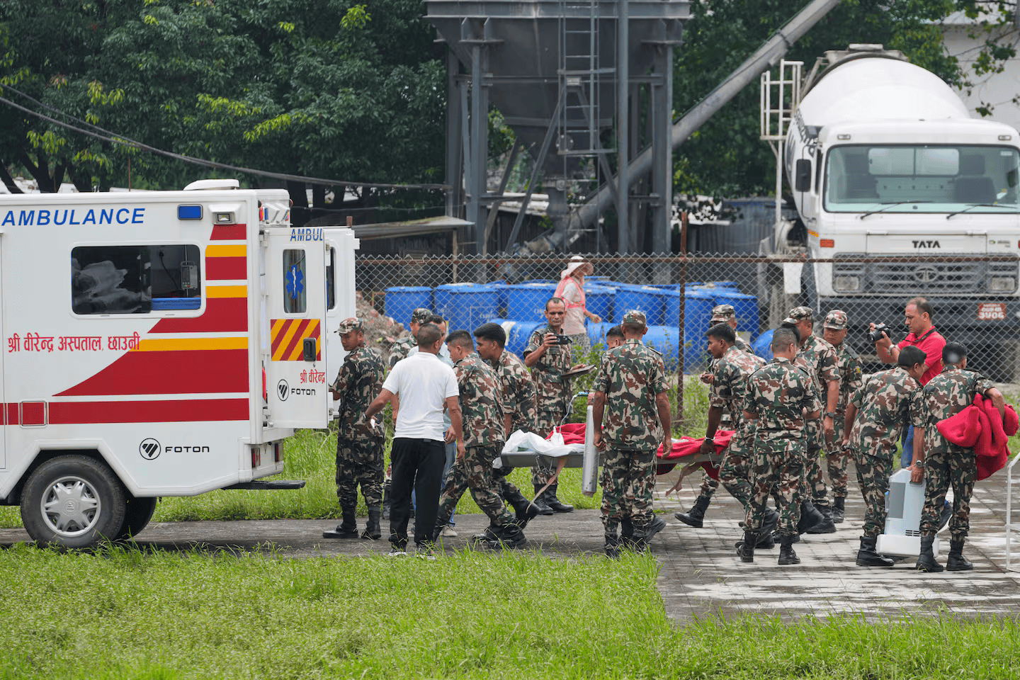 soldados-del-ejercito-de-nepal-trasladan-a-un-sobreviviente-foto-ap-dar-yasin-Y3E3SM7D6JHUDDUCI3DHUHV6YM