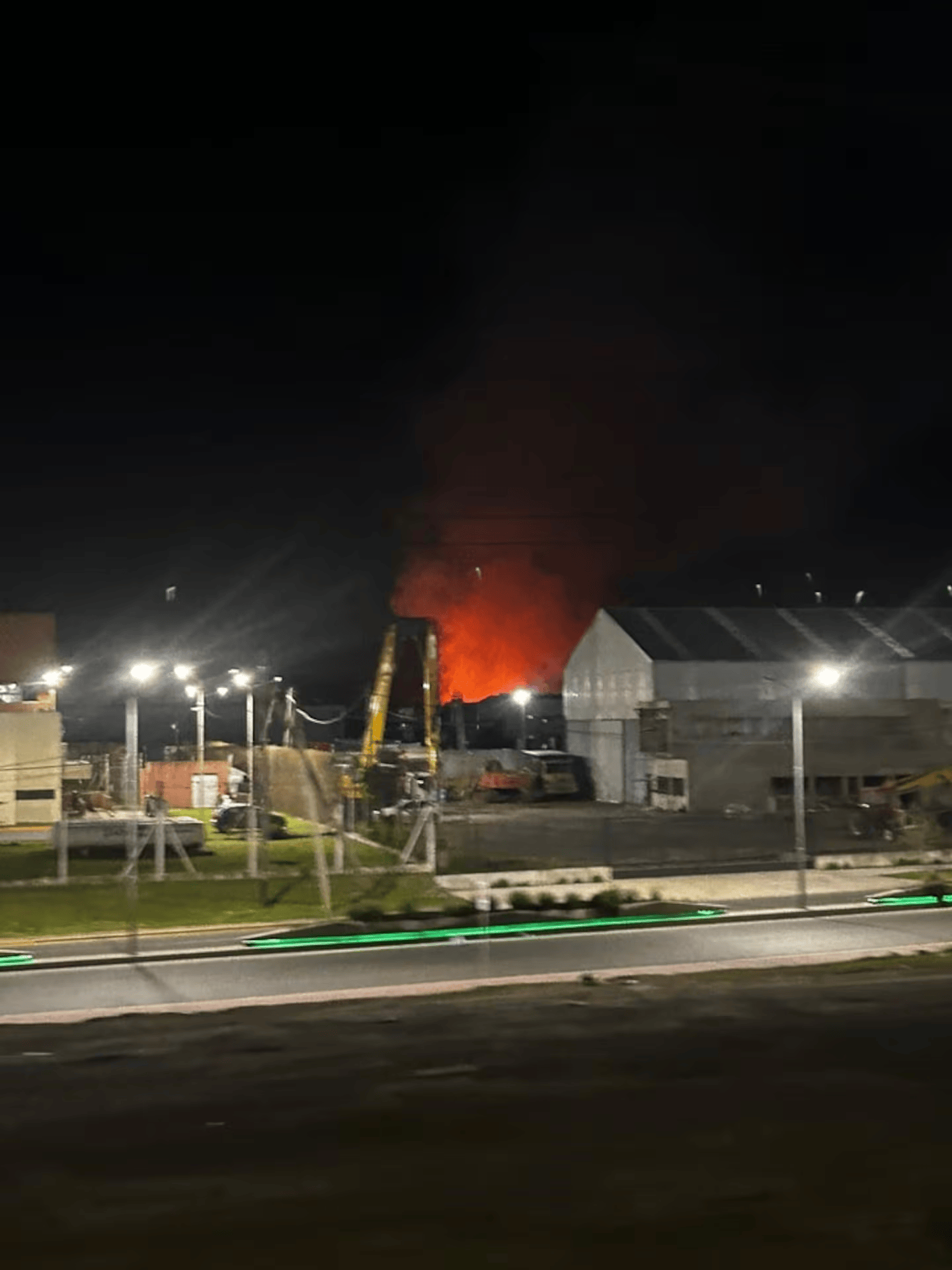 una-densa-cortina-de-humo-complico-el-transito-en-la-autopista-buenos-aires-la-plata-foto-x-MW6NXBAOJBGX5CZ74LNIEWHWYE (1)
